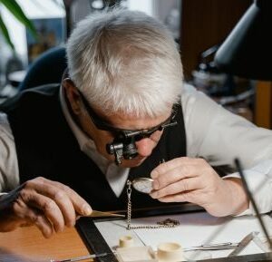 Estudia el máster en reparación de relojes de época e históricos