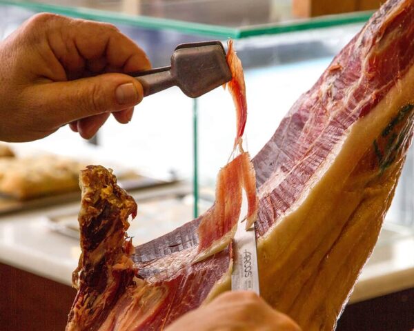 Infórmate sobre el Curso Cortador de Jamón y adquiere las habilidades necesarias para ser maestro profesional.