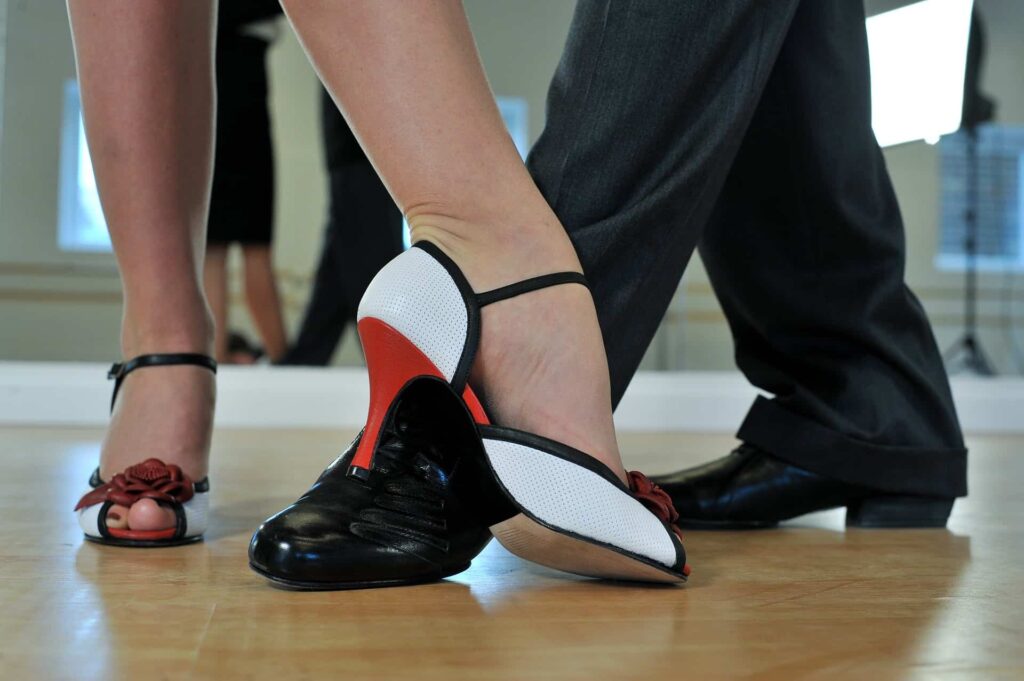 Zapatos de baile: marca la diferencia eligiendo los mejores - Escuela Des  Arts