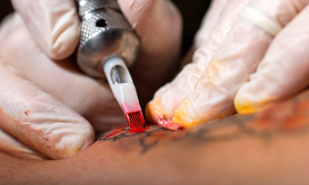 La aguja de tatuar llega a perforar hasta 50.000 veces por minuto la epidermis para inyectar la tinta en la dermis.
