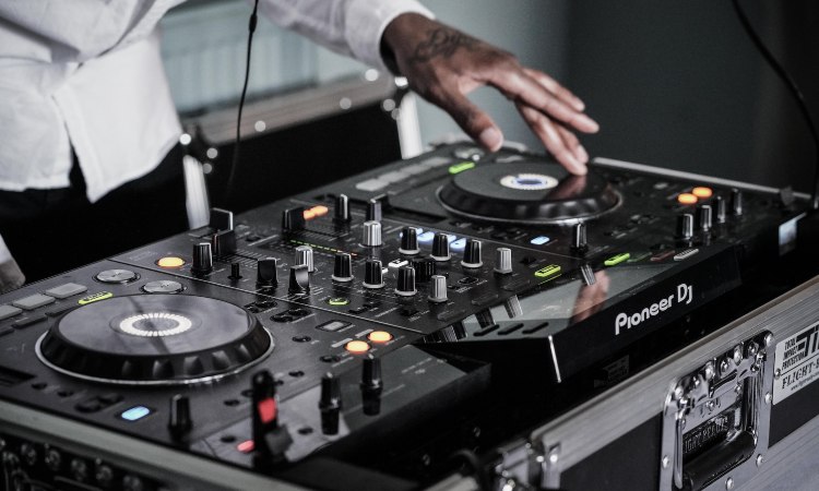 ¿Cómo ser DJ? Todo lo que debes saber para empezar