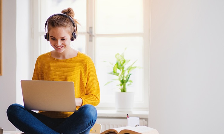 En Escuela des Arts puedes estudiar a distancia la especialización que prefieras en arte, artesanía, moda y escritura.