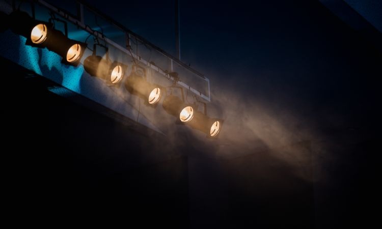 Iluminación en Artes Escénicas: La Luz como Herramienta Creativa