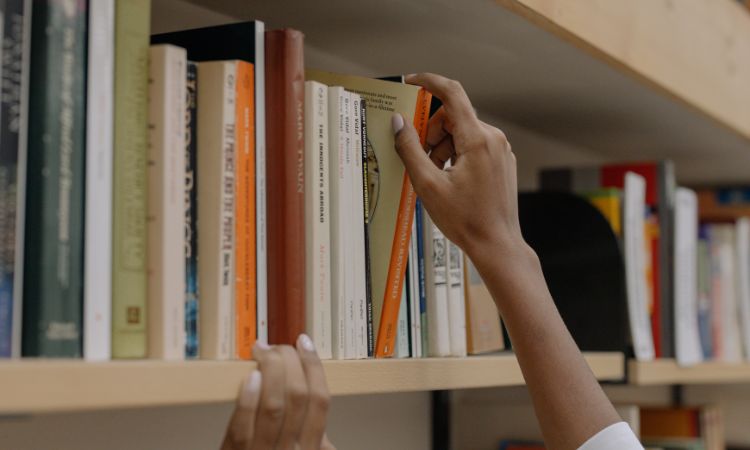 Descubre la literatura contemporánea y sus características