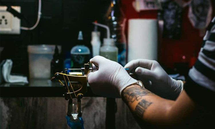 Descubre las máquinas de tatuar, desde su origen hasta la actualidad