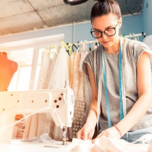 Con el Máster en Costura y Confección + Máster en Diseño de Moda adquirirás un conocimiento amplio sobre el sector textil y el estilismo de moda.