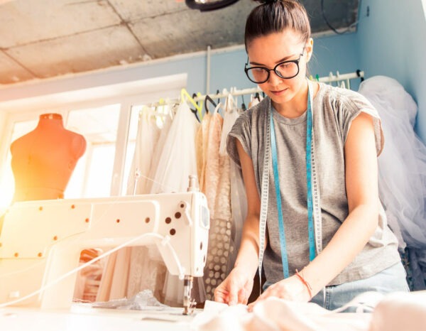 Con el Máster en Costura y Confección + Máster en Diseño de Moda adquirirás un conocimiento amplio sobre el sector textil y el estilismo de moda.