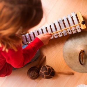 Descubre el Máster en Musicoterapia para ayudar a las personas con diferentes patologías.