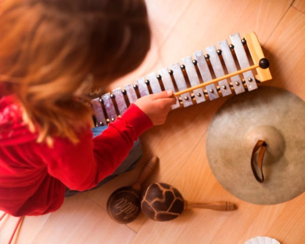 Descubre el Máster en Musicoterapia para ayudar a las personas con diferentes patologías.