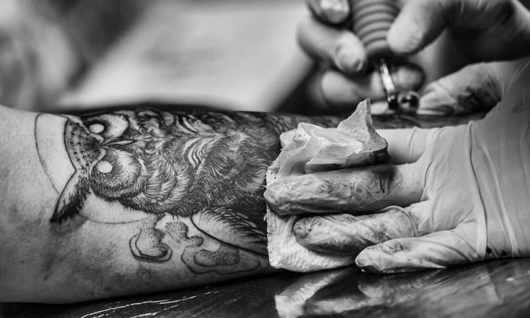 Descubre qué estudiar para ser tatuador