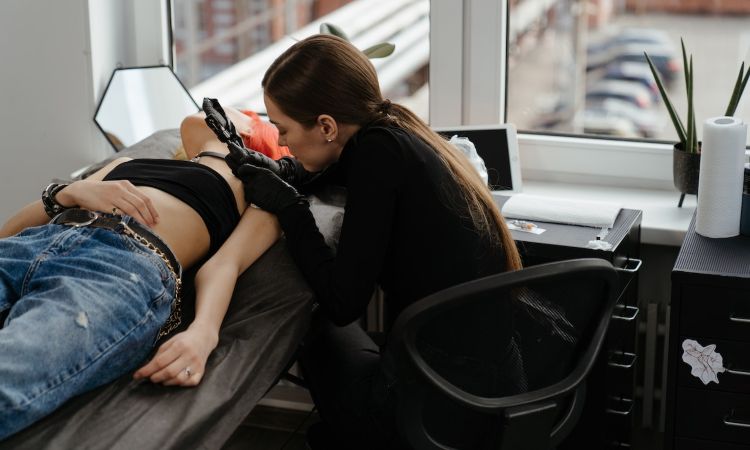 Descubre qué hace un tatuador y las habilidades necesarias para realizar sus funciones