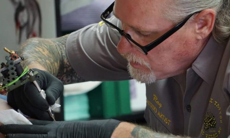Descubre las normas de seguridad e higiene de un tatuador