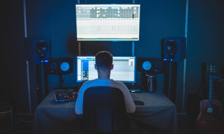 Cómo ser productor musical: ¿qué formación necesitas?